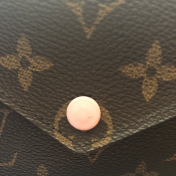 ❌SOLD❌💕Authentic Louis Vuitton Victorine Wallet💕 - Picture 3 of 8